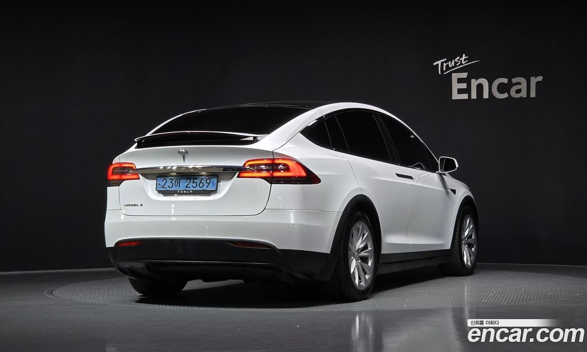 Tesla Model X фото 2