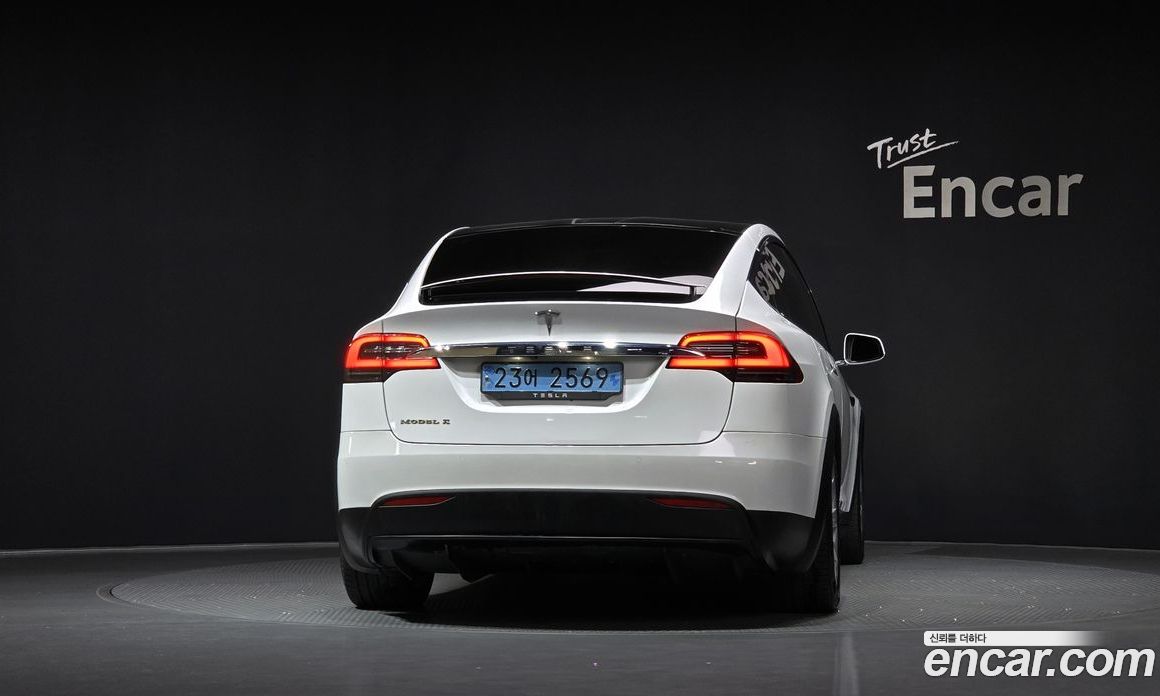 Tesla Model X фото 4