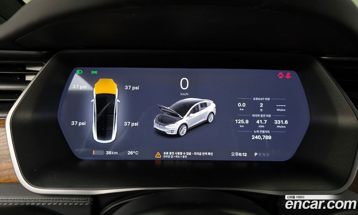 Tesla Model X фото 8