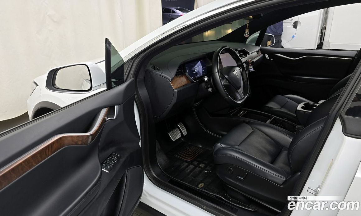 Tesla Model X фото 10