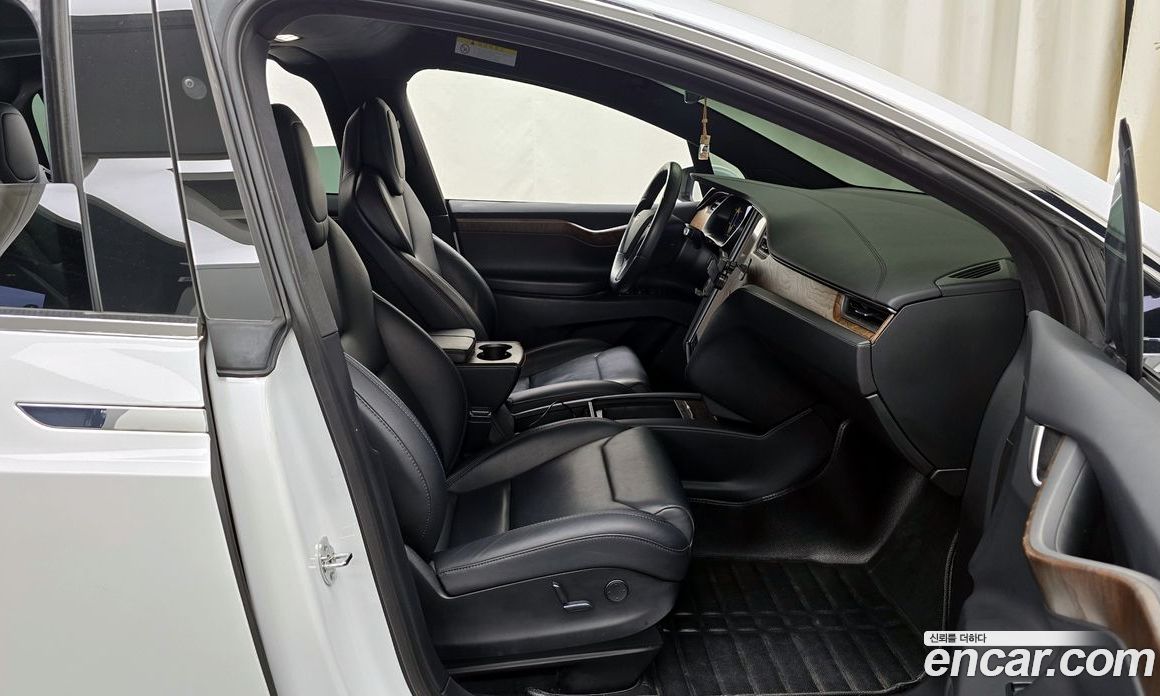 Tesla Model X фото 11
