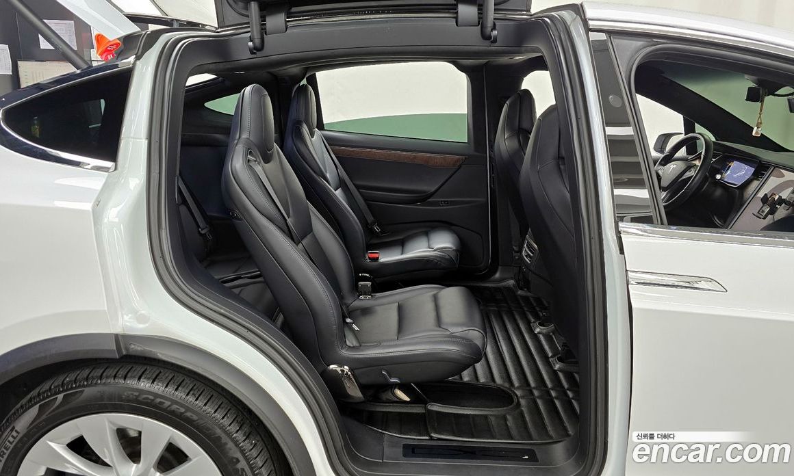 Tesla Model X фото 12