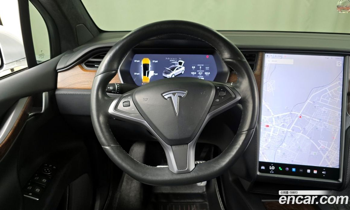 Tesla Model X фото 13