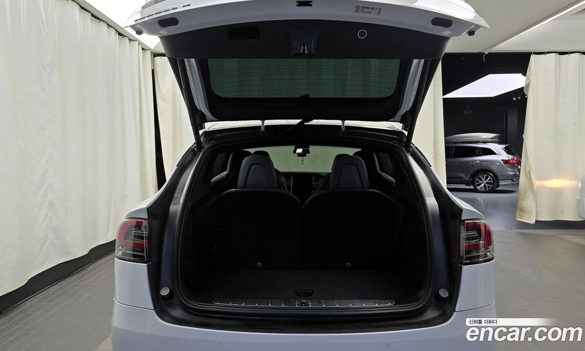Tesla Model X фото 20