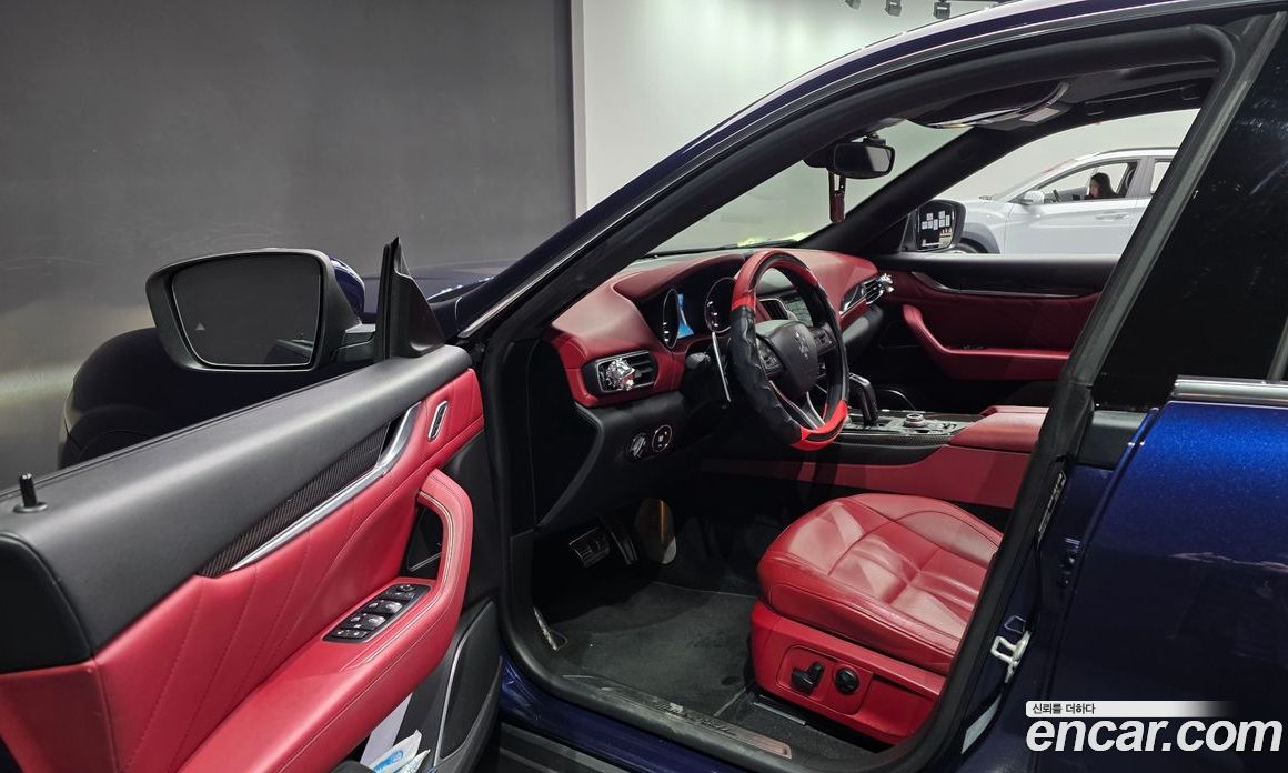 Maserati Levante фото 11