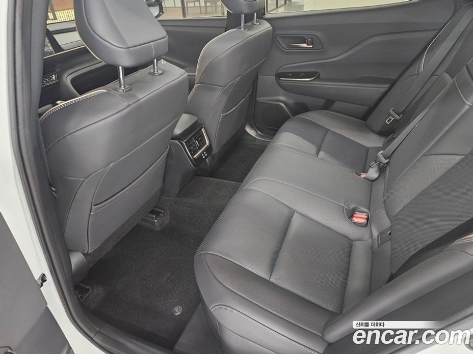 Toyota Crown Crossover фото 11