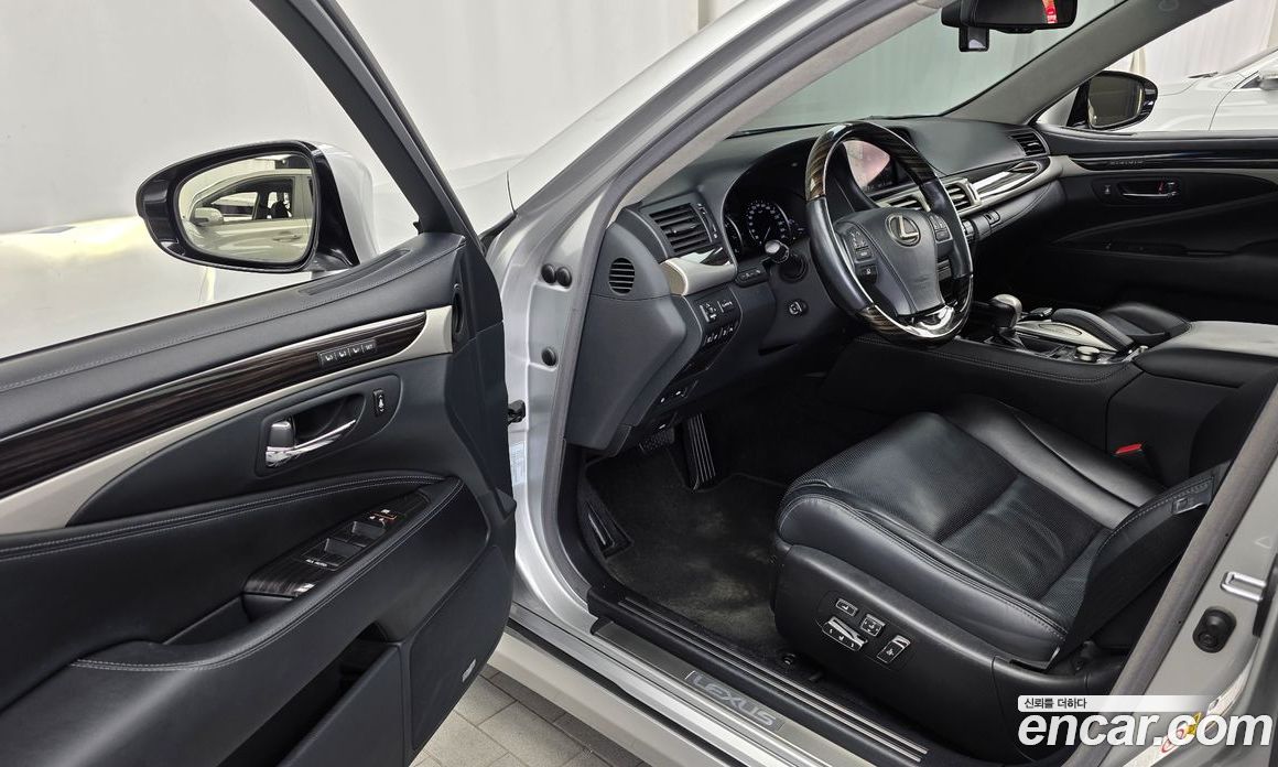 Lexus LS460 фото 10