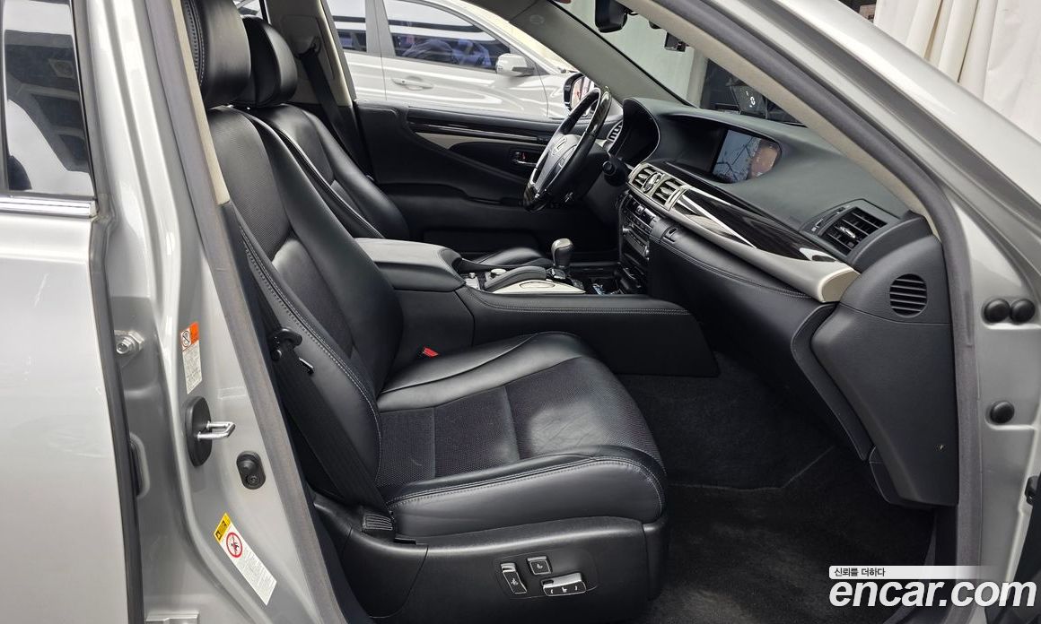 Lexus LS460 фото 11
