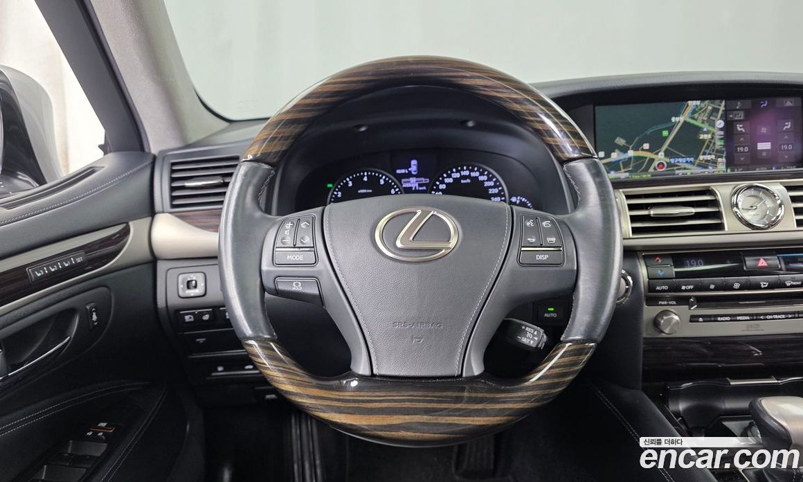 Lexus LS460 фото 13
