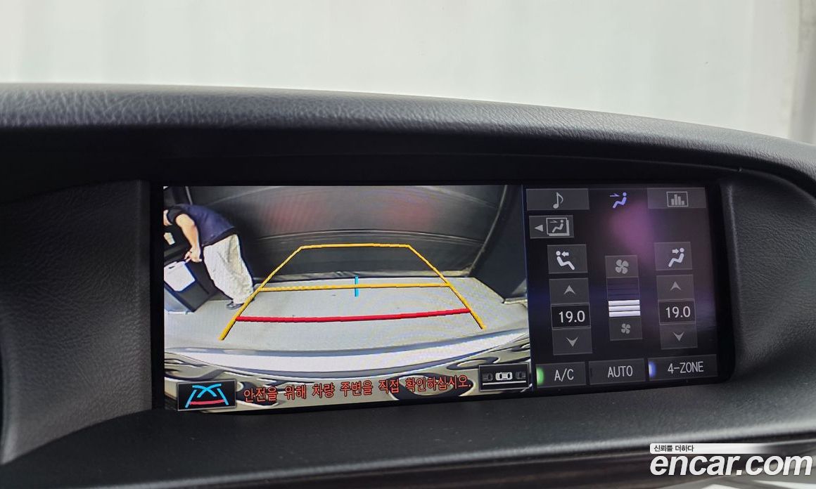 Lexus LS460 фото 15
