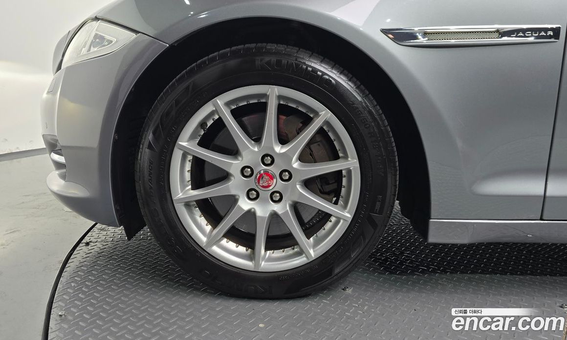 Jaguar XJ Restyling фото 5