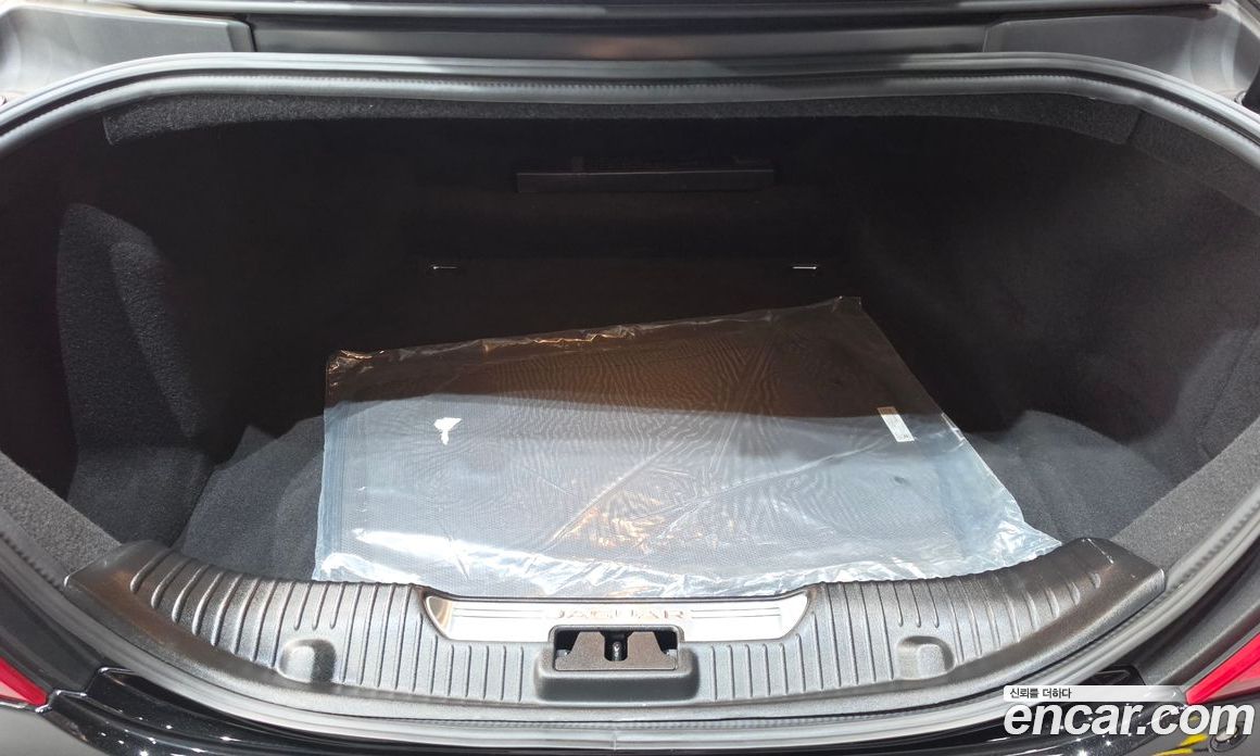 Jaguar XJ Restyling фото 20