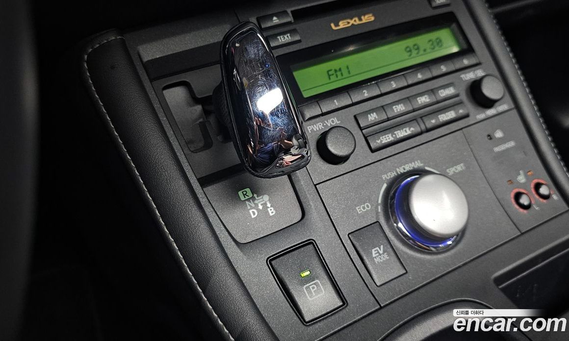 Lexus CT200h фото 8