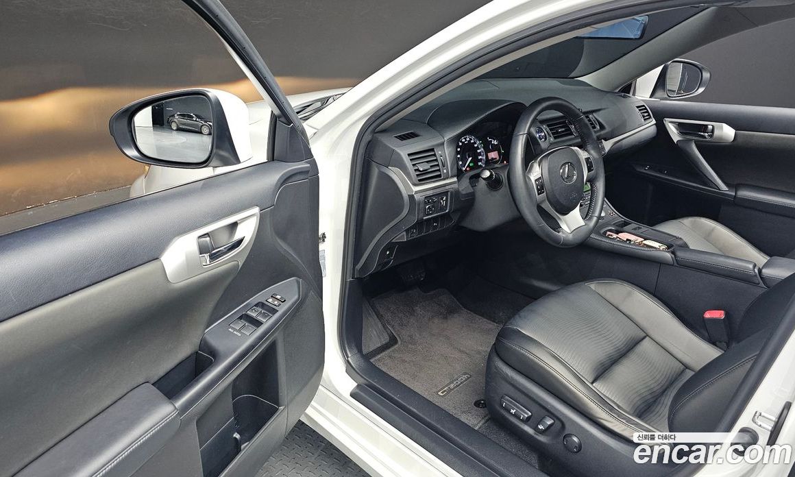Lexus CT200h фото 9