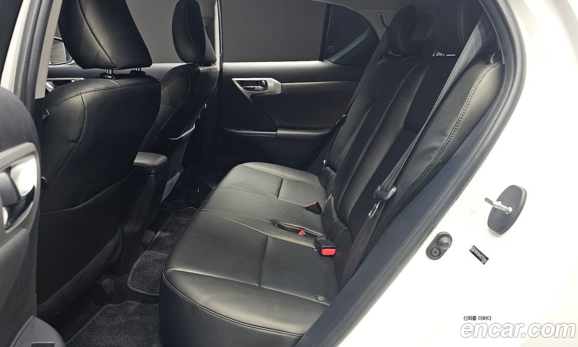 Lexus CT200h фото 10