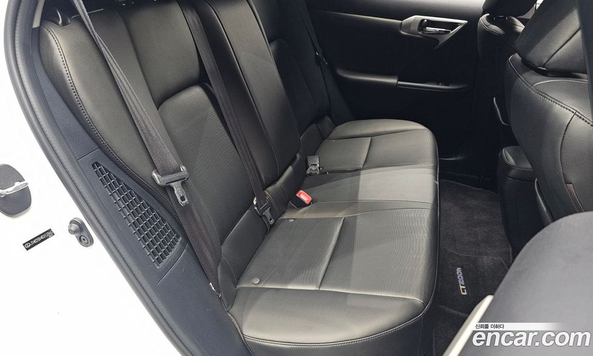 Lexus CT200h фото 11