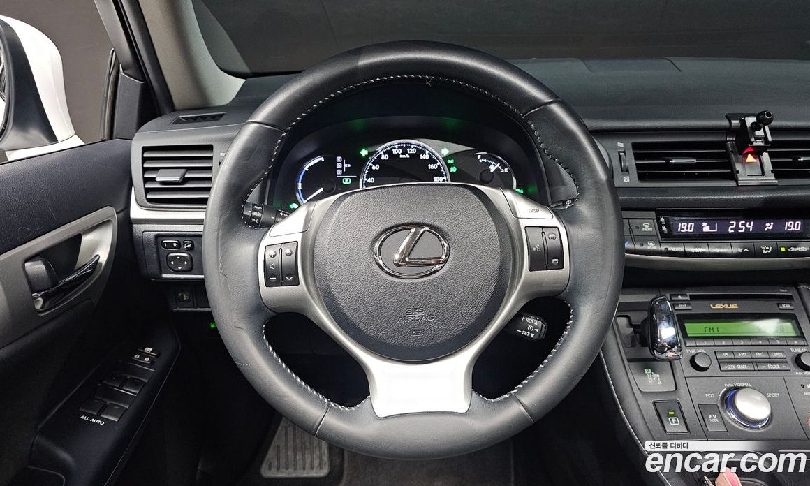Lexus CT200h фото 12