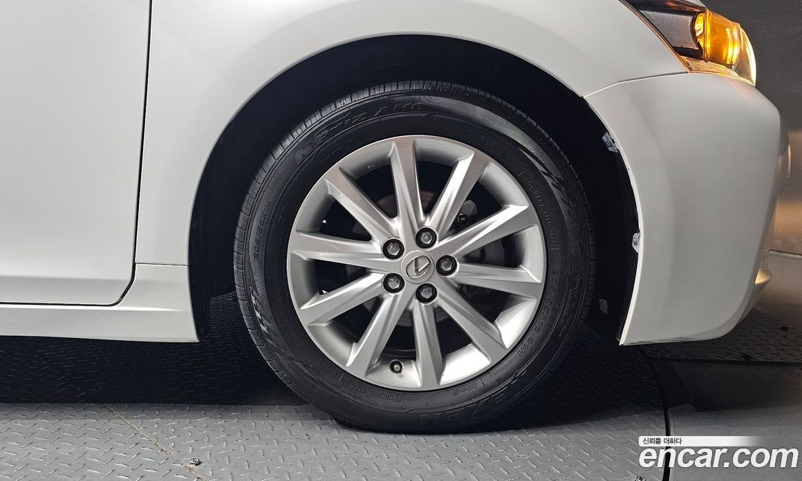 Lexus CT200h фото 21