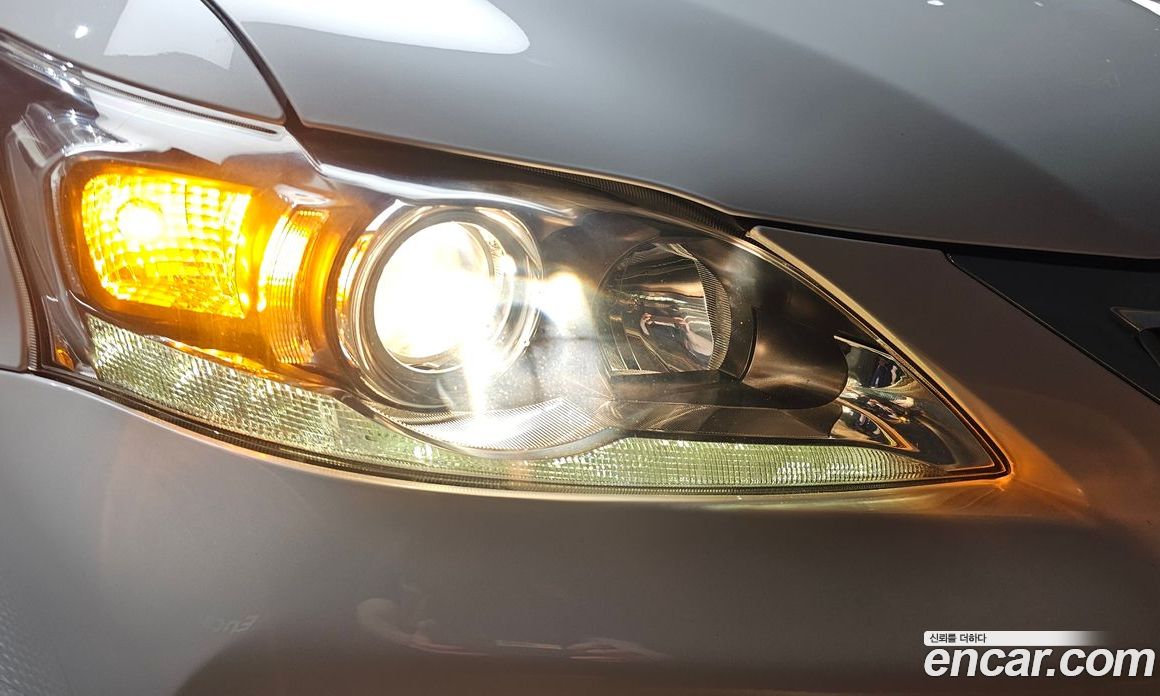 Lexus CT200h фото 22