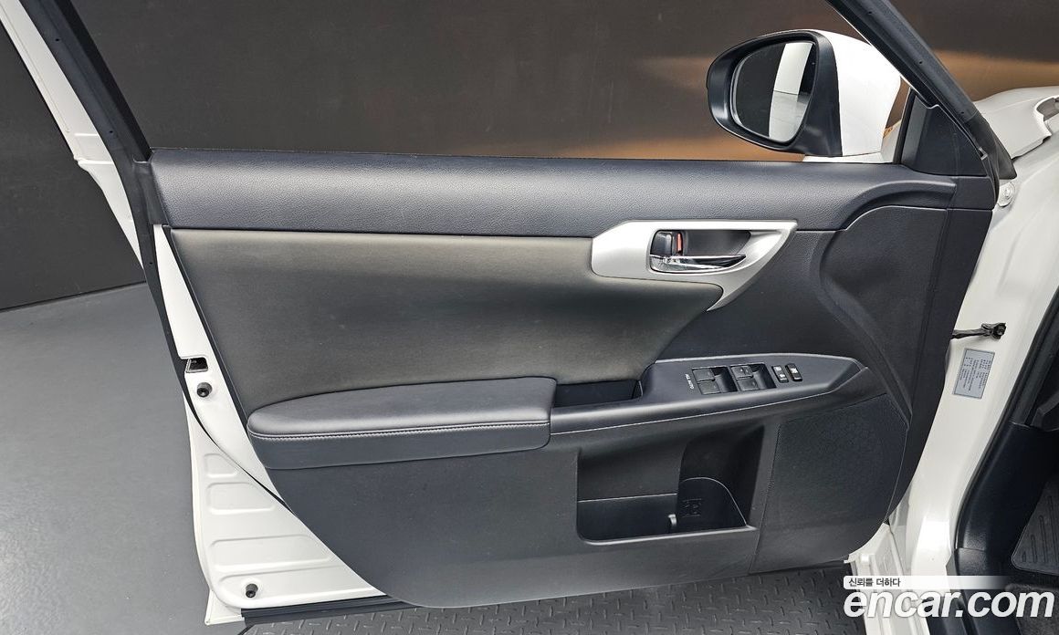 Lexus CT200h фото 24