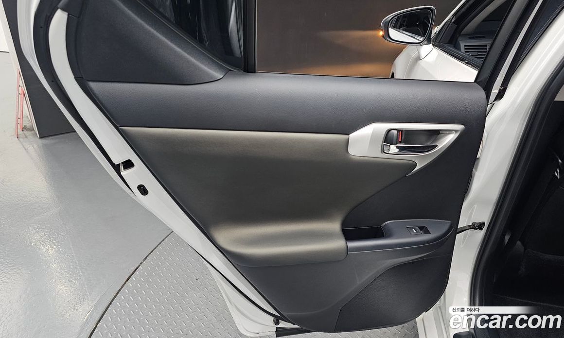 Lexus CT200h фото 25