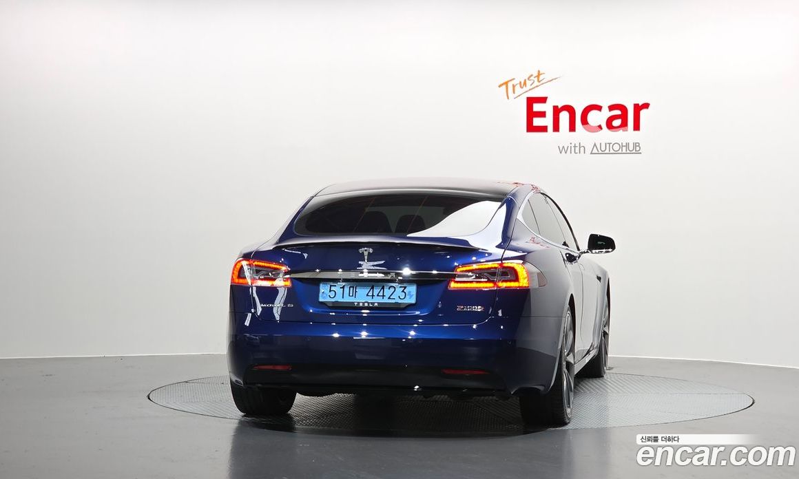Tesla Model S фото 3