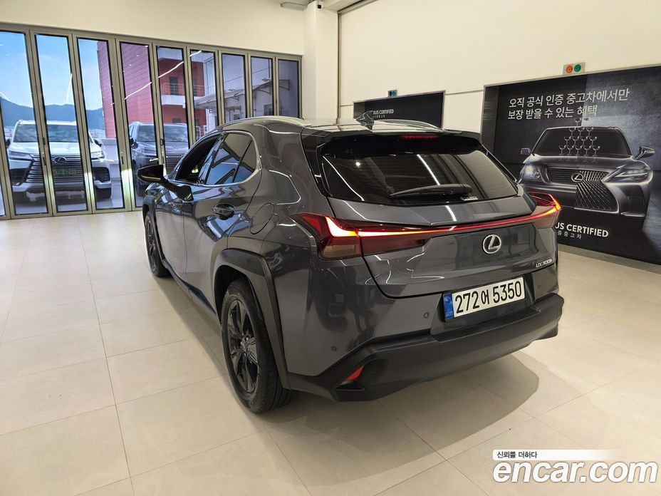 Lexus UX300h фото 2