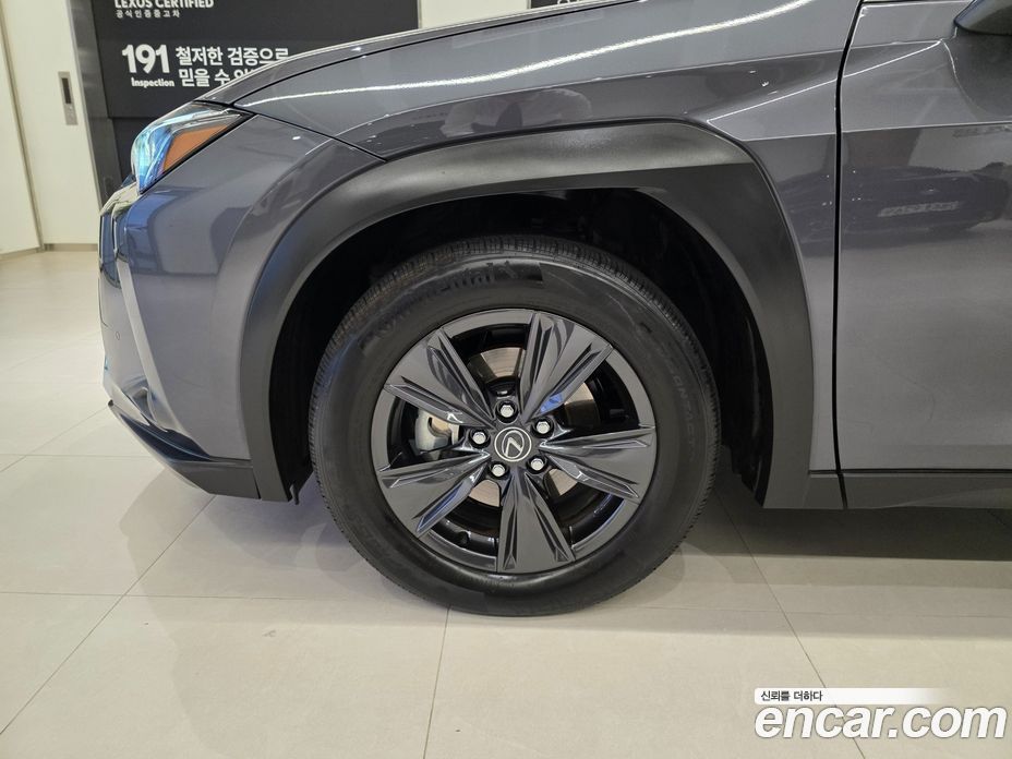 Lexus UX300h фото 5
