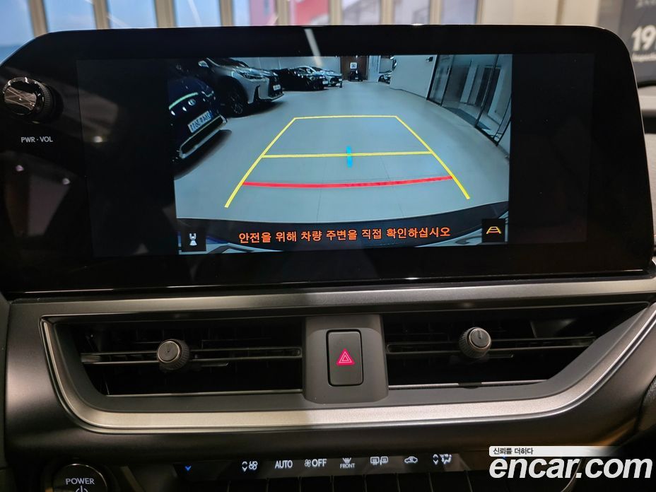 Lexus UX300h фото 13