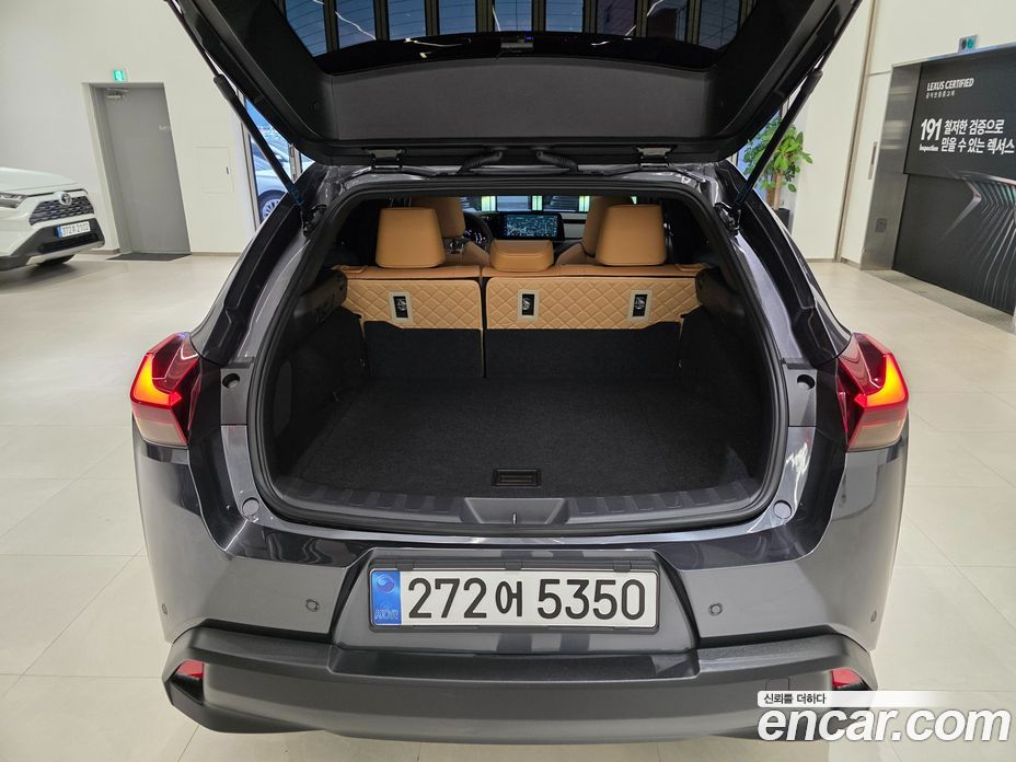 Lexus UX300h фото 15