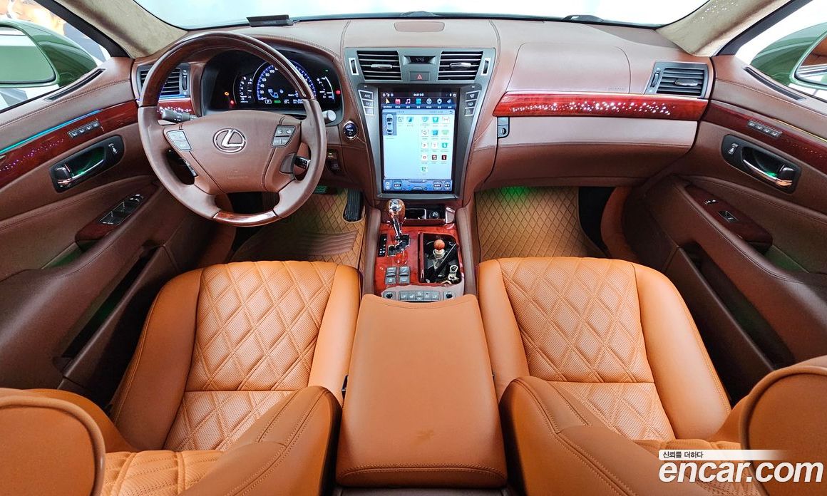 Lexus LS600hL фото 7