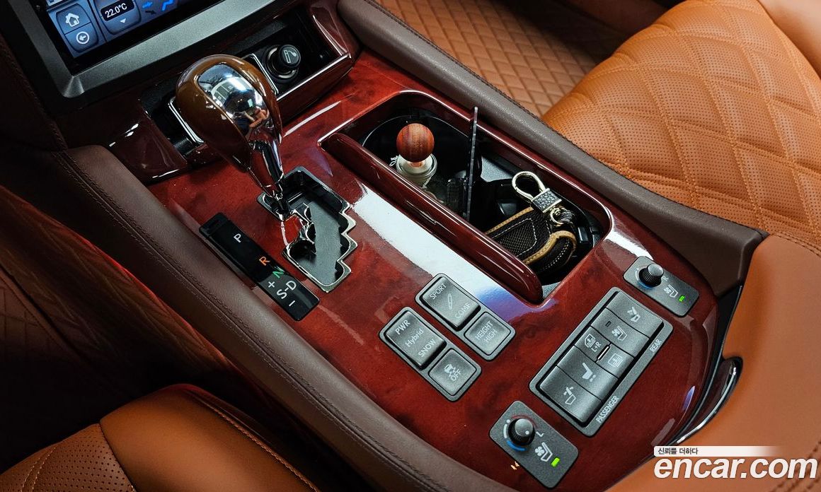 Lexus LS600hL фото 9