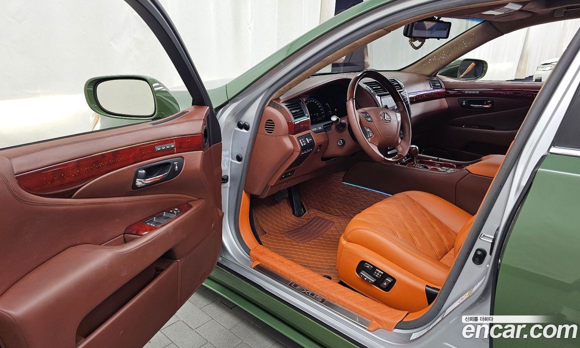 Lexus LS600hL фото 10