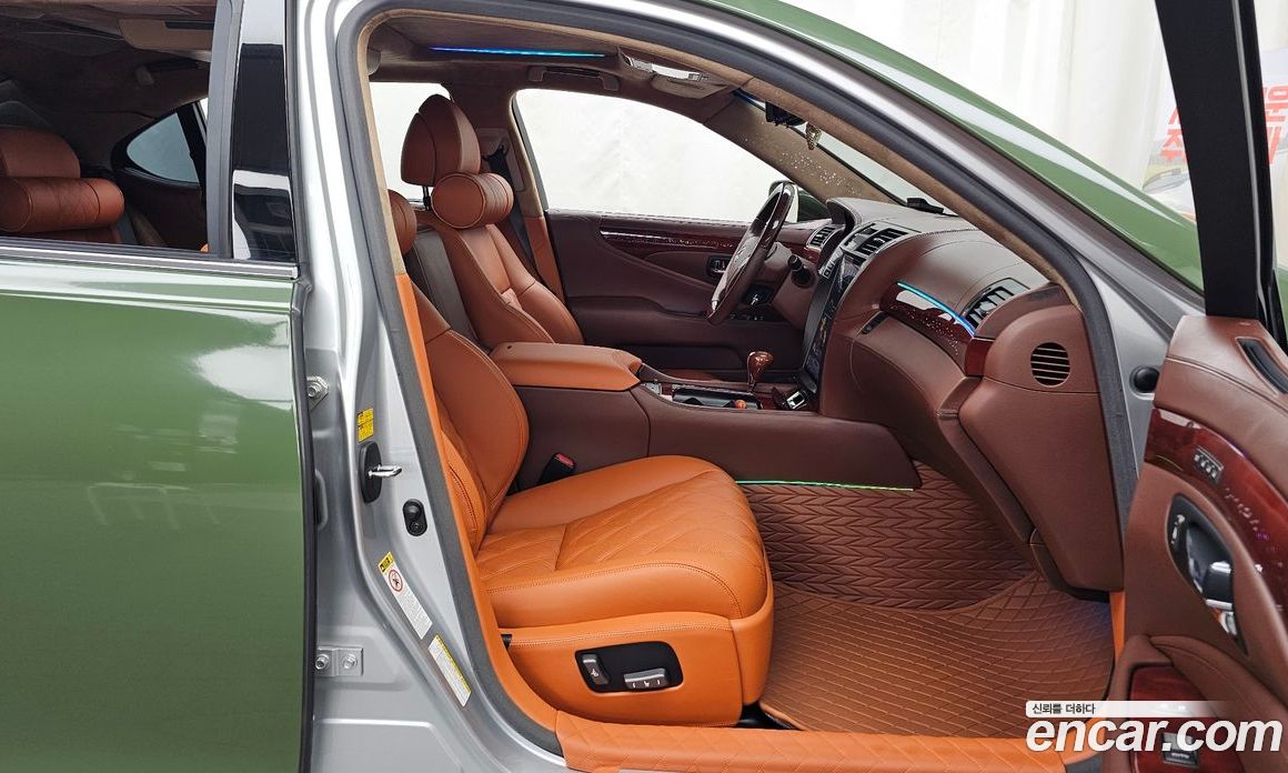 Lexus LS600hL фото 11
