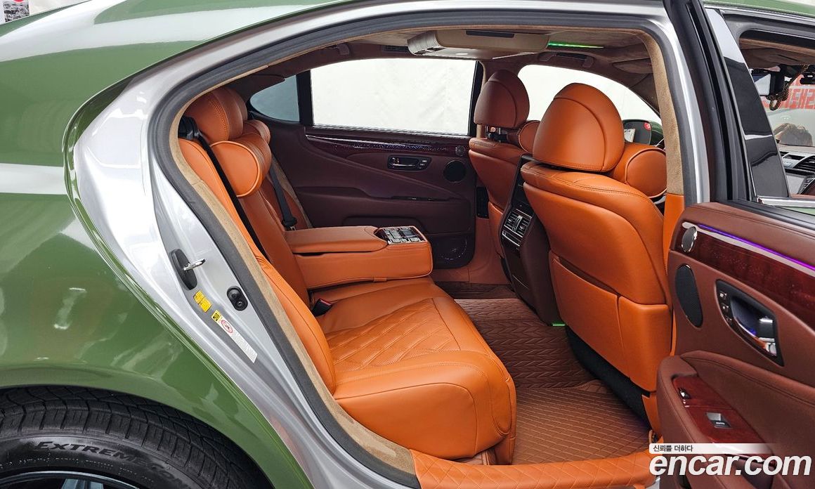 Lexus LS600hL фото 12