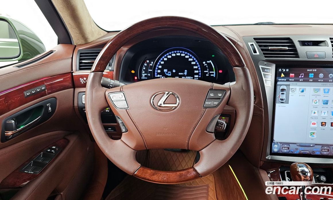 Lexus LS600hL фото 13
