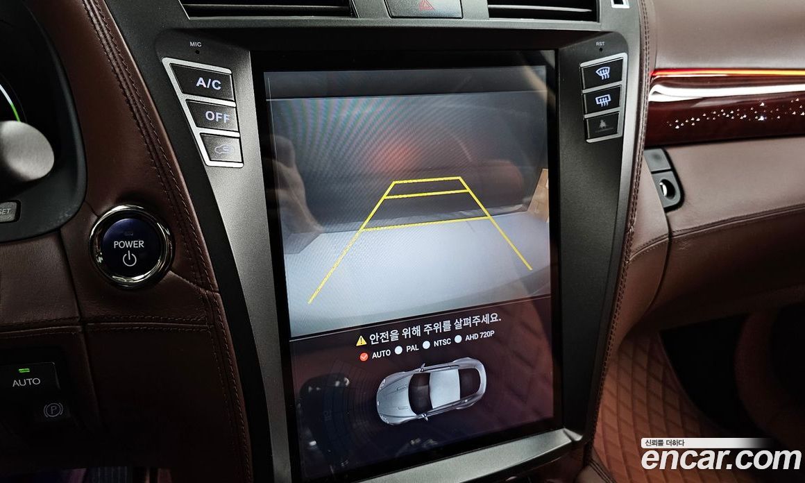 Lexus LS600hL фото 15
