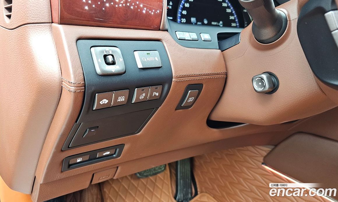 Lexus LS600hL фото 19