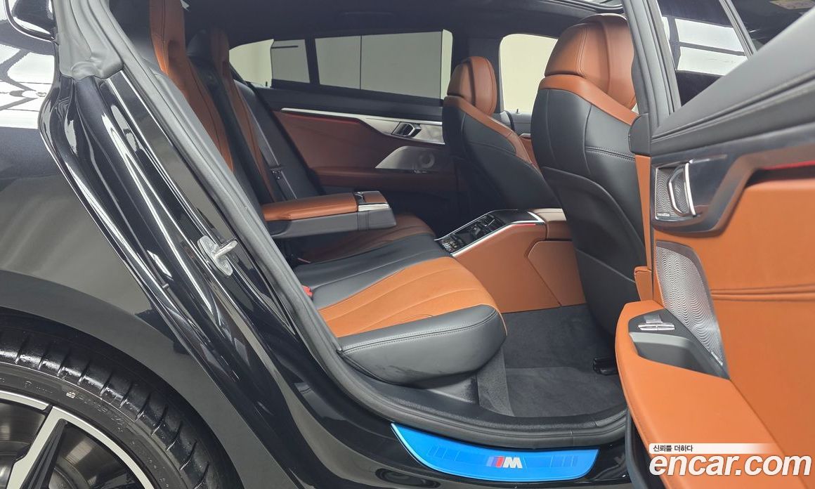 BMW 8-Series (G15) фото 11