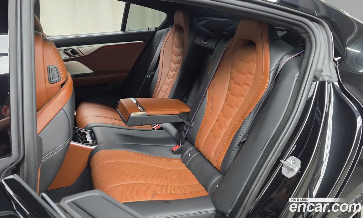 BMW 8-Series (G15) фото 12