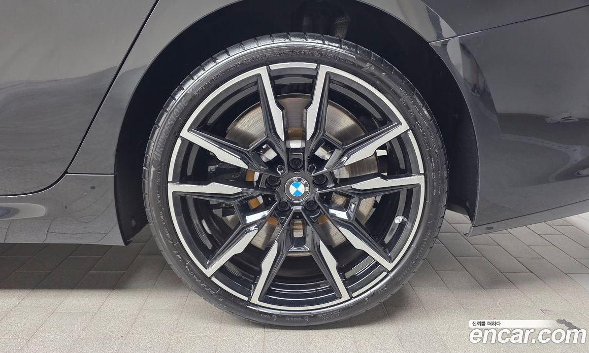 BMW 8-Series (G15) фото 22