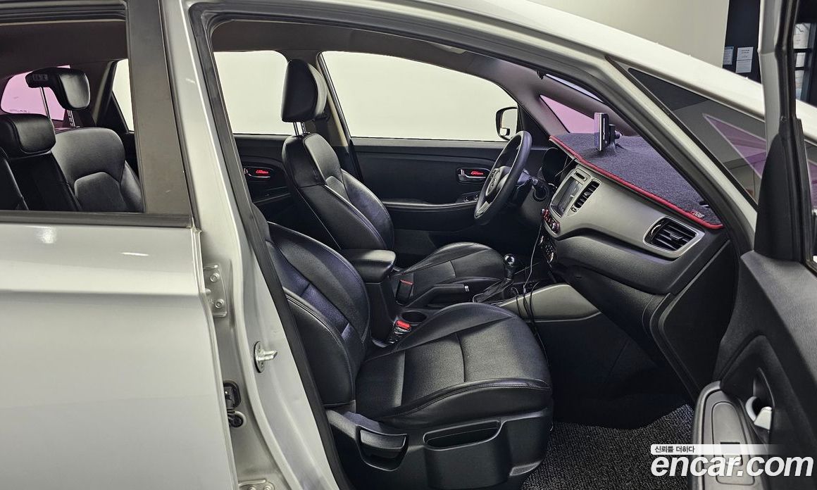 Kia Carens 3rd Gen фото 11