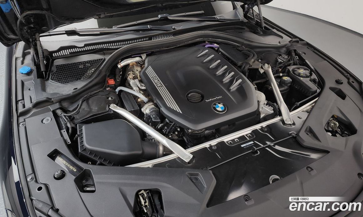 BMW 8-Series (G15) фото 6