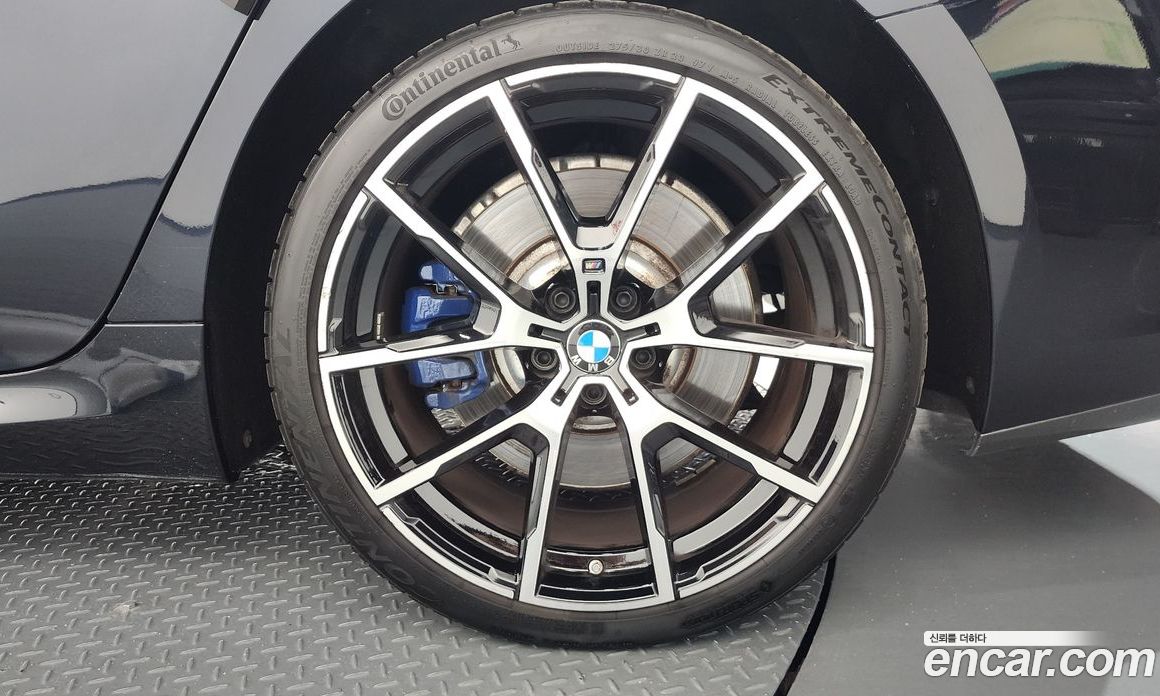 BMW 8-Series (G15) фото 21