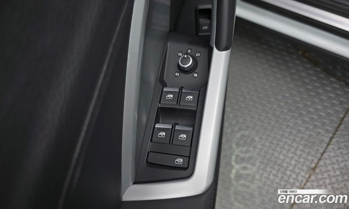 Audi Q3 (F3) фото 11