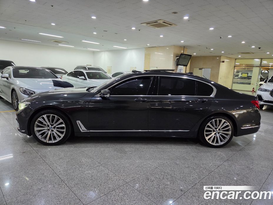 BMW 7-Series (G11) фото 3