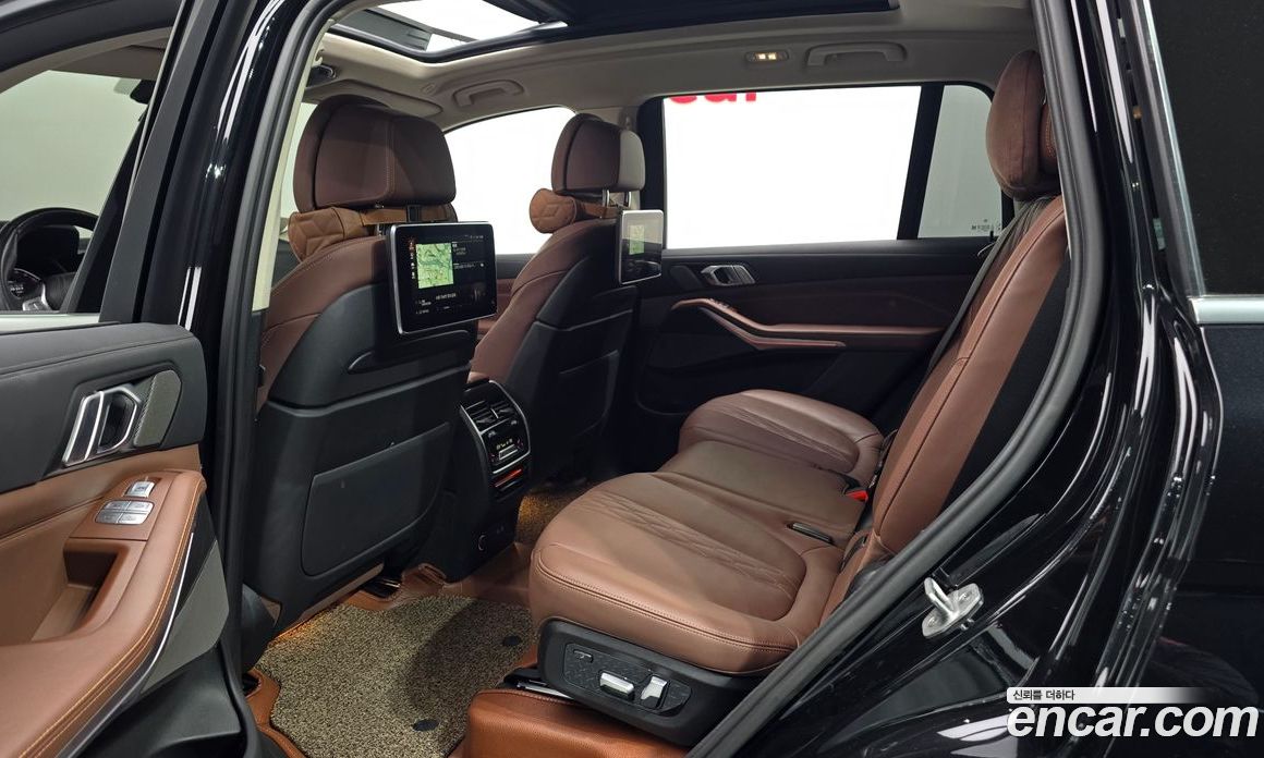BMW X7 (G07) фото 12