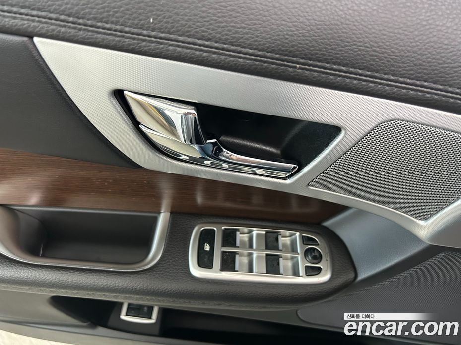 Jaguar XF New фото 8