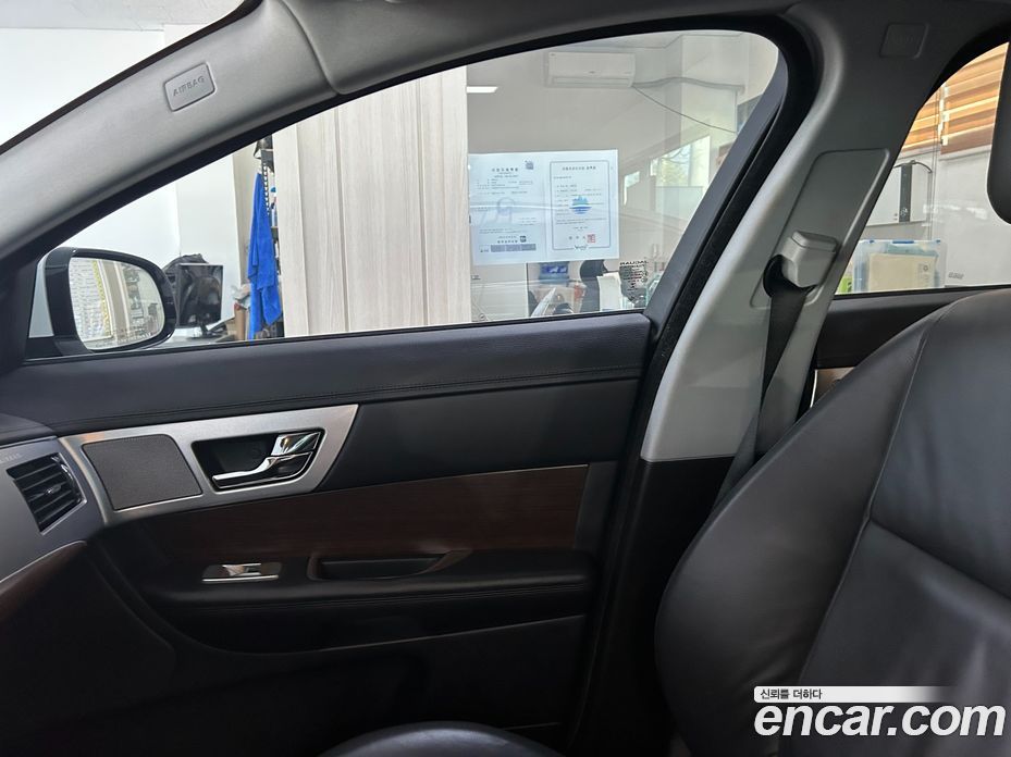 Jaguar XF New фото 9