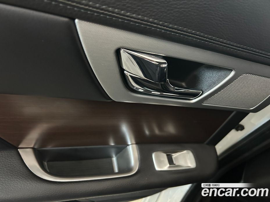 Jaguar XF New фото 15